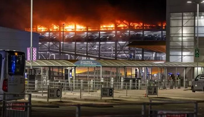 Fire at Luton airport car park prompts flight suspension