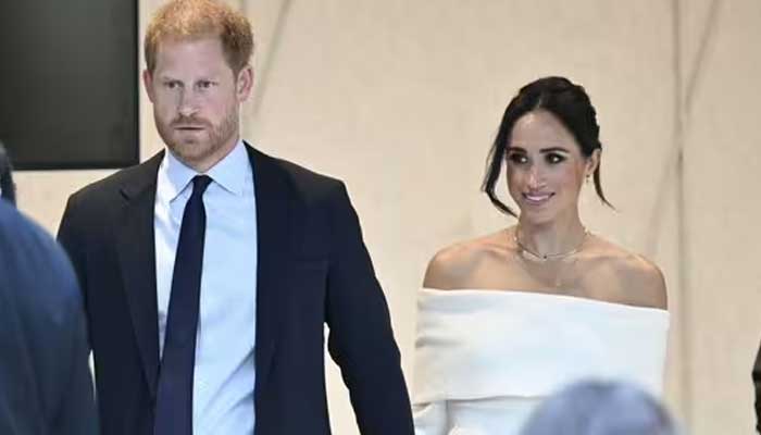 Absence of crowd at Harry and Meghans arrival in NYC highlighted by UK media