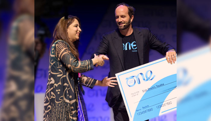 Nida Sehikh (left) receiving the winning cheque for One Young World’s LEAD 2030 fund. — Author