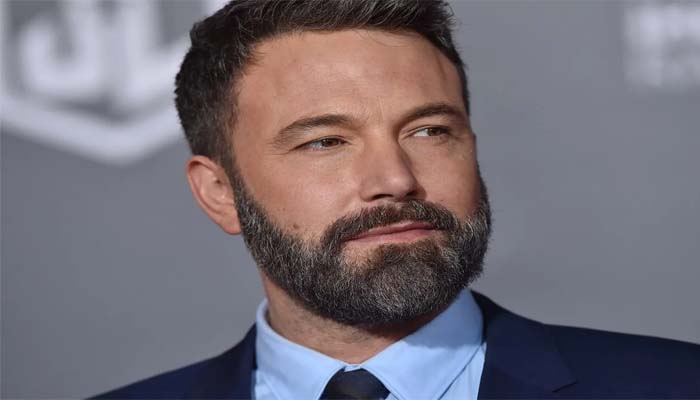 Ben Affleck hands valet worker $100 bill after enjoying lunch with daughter  Seraphina, 14, and stepchild Emme, 15, in LA