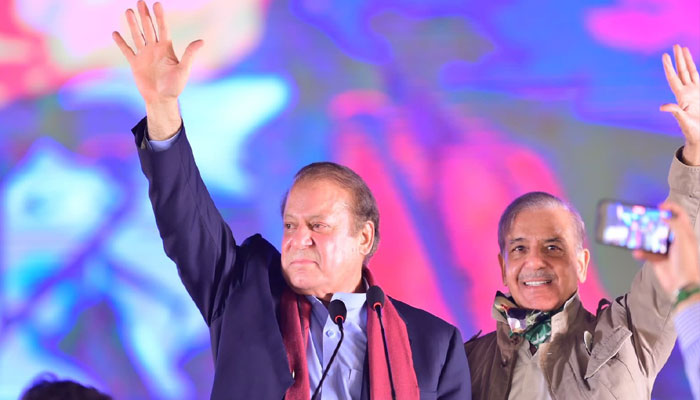 PML-N supremo Nawaz Sharif (left) and party president Shehbaz Sharif wave at crowd at Minar-e-Pakistan on Oct 21, 2023. — X/@pmln_org