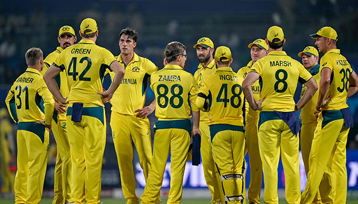 Australias captain Pat Cummins (4L) along with teammates wait for the Decision Review System (DRS) result against Netherlands´ Bas de Leede during the 2023 ICC Men´s Cricket World Cup one-day international (ODI) match between Australia and Netherlands at the Arun Jaitley Stadium in New Delhi on October 25, 2023. — AFP