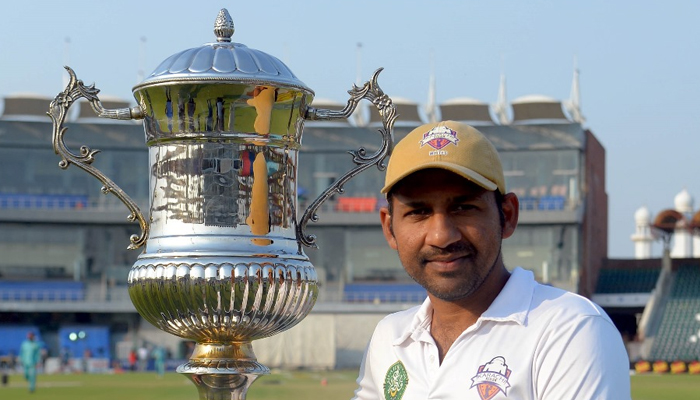 Sarfaraz Ahmed poses with the Quaid-e-Azam Trophy in Lahore, on October 26, 2023. — X/@TheRealPCB