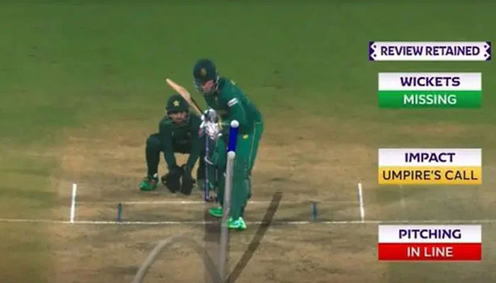 The ball-tracking that was shown on the big screen, with wickets as missing for a second before being taken down. — Screengrab