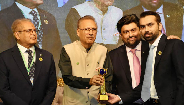 President Dr Arif Alvi distributed trophies at the REAP’s Export Trophy Ceremony on Saturday October 28, 2023. — APP