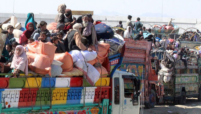 Afghan refugees arrive in trucks and cars to cross the Pakistan-Afghanistan border in Chaman on October 31, 2023. — AFP