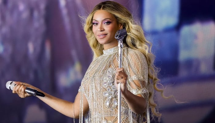 Beyoncé gets super mean back stage, reveals mom Tina Knowles