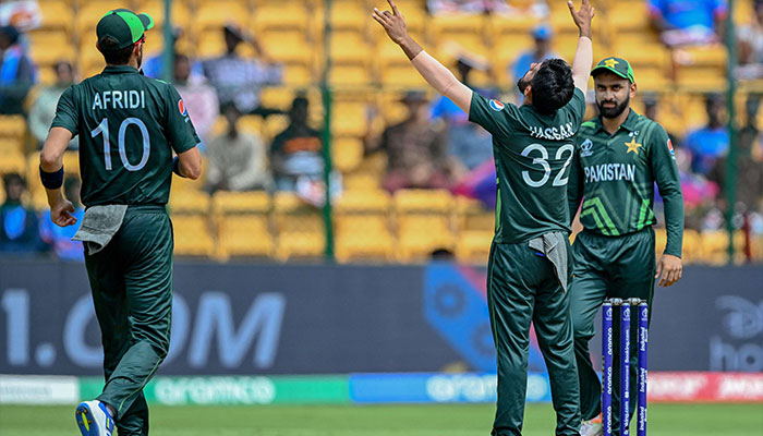 Pakistan´s Hasan Ali (C) celebrates with teammates after taking the wicket of New Zealand´s Devon Conway during the 2023 ICC Men´s Cricket World Cup one-day international (ODI) match between New Zealand and Pakistan at the M. Chinnaswamy Stadium in Bengaluru on November 4, 2023. — AFP