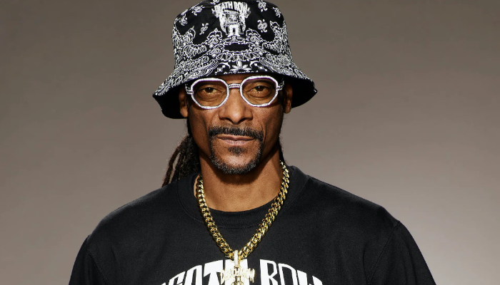 Snoop Dogg fans refuse to believe the rappers declaration of quitting smoking