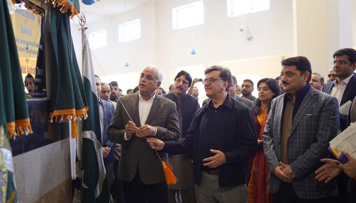 Caretaker Railway Minister Shahid Ashraf Tarar (left) inaugurating the launch of the Pakistan Railways RABTA app on November 22, 2023. — X/@mazharkcl