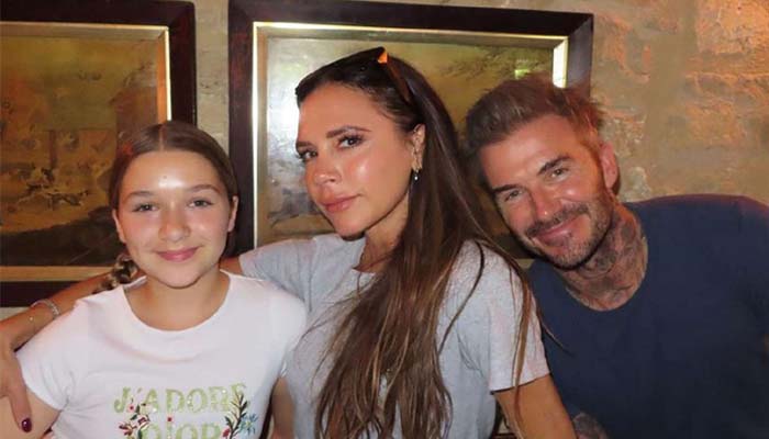 Photo Victoria Beckham posing for a click with David Beckham and daughter Harper Beckham