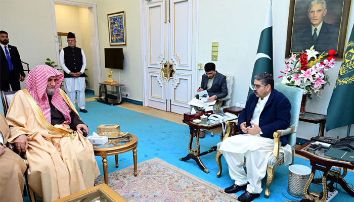 Imam-e-Kaaba Sheikh Saleh Al Humaid speaks to Caretaker PM Anwaar-ul-Haq Kakar. — Radio Pakistan