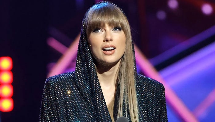 Taylor Swift makes Swifties scared from one onstage move