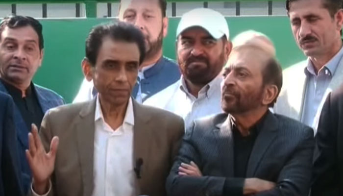 Muttahida Qaumi Movement Pakistan (MQM-P) Convener Dr Khalid Maqbool Siddiqui (left) and Farooq Sattar speaking to media persons on December 4, 2023, in Islamabad. —  Screengrab/Geo News