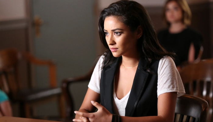 Shay Mitchell doubts her acting in Pretty Little Liars