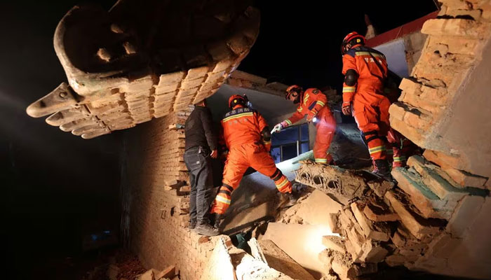 [1/7]Rescue workers conduct search and rescue operations at Kangdiao village following the earthquake in Jishishan county, Gansu province, China December 19, 2023. —Reuters