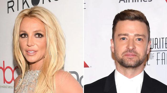 Britney Spears apparently flips the bird at Justin Timberlake