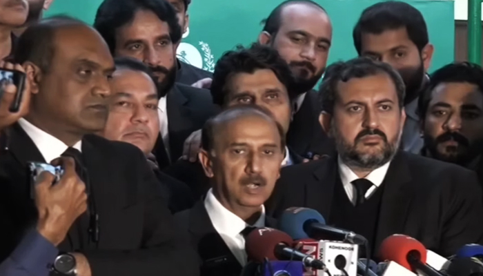 PTI spokesperson Shoaib Shaeen (centre) addressing a press conference in Islamabad, on December 22, 2023, in this still taken from a video. — YouTube/GeoNews