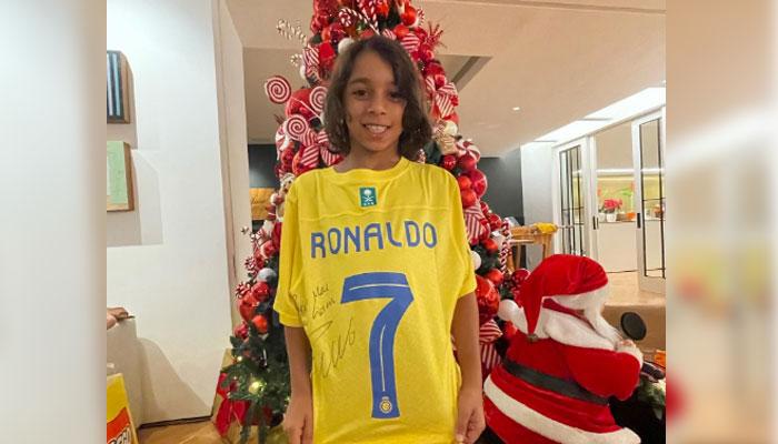 Liam Alves, putra pemain sepak bola ternama Marcelo, menunjukkan kado Natal yang diberikan Cristiano Ronaldo kepadanya.  — Instagram/limalvesv