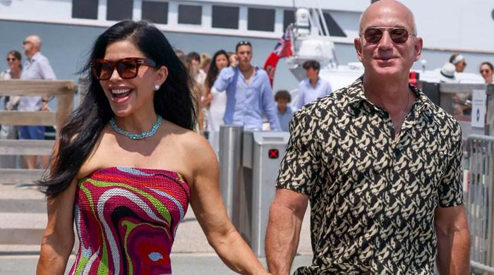 Where do billionaires like Jeff Bezos spend holidays?