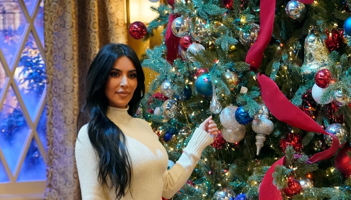 Photo Kim Kardashian shows off two thumbs in Christmas pics