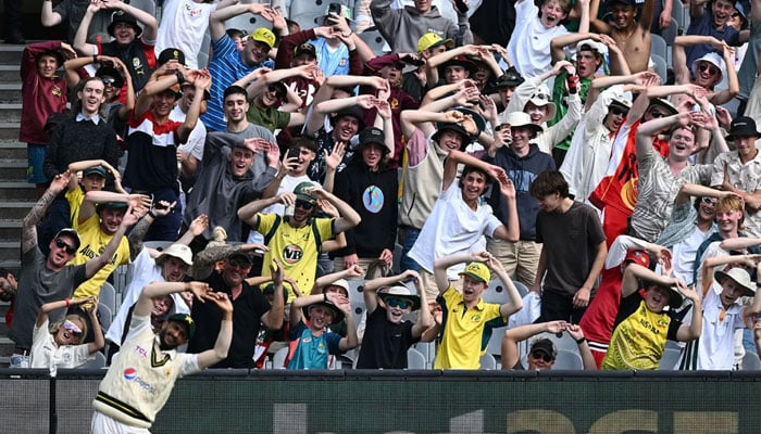 Hasan Ali and MCG crowd showcasing synchronised dance during Pakistan and Australia 2nd Test. — AFP