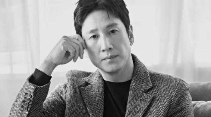 Lee Sun-kyun's wife wells up with grief amid 'Parasite' actor's funeral