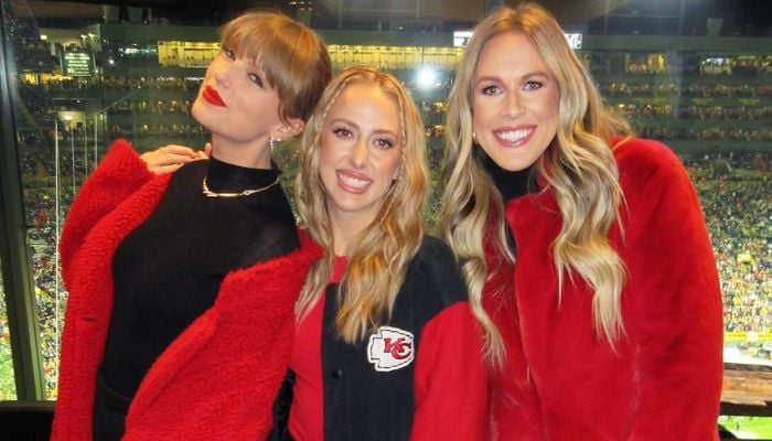 Photo: Taylor Swift ditches Travis Kelce for girlfriends amid Golden Globes preparations