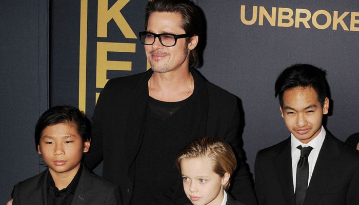 Brad Pitt did not raise hand at kids on the fateful flight