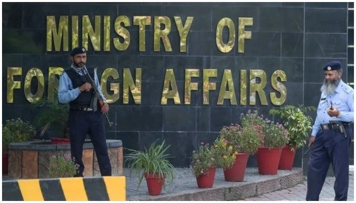 Islamabad Police personnel stand outside the Ministry of Foreign Affairs in Islamabad. — AFP