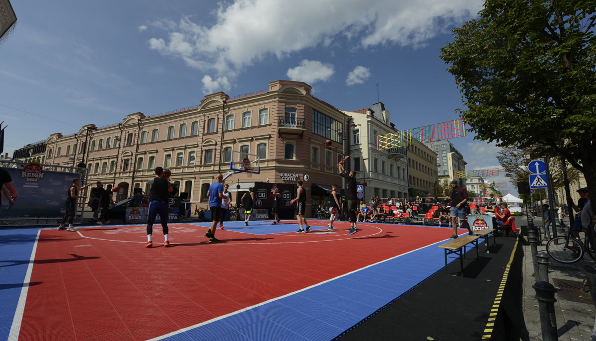 Basketball match happening in the middle of a busy square in Vilnius, the capital of Lithuania in 2019. — Photo by author
