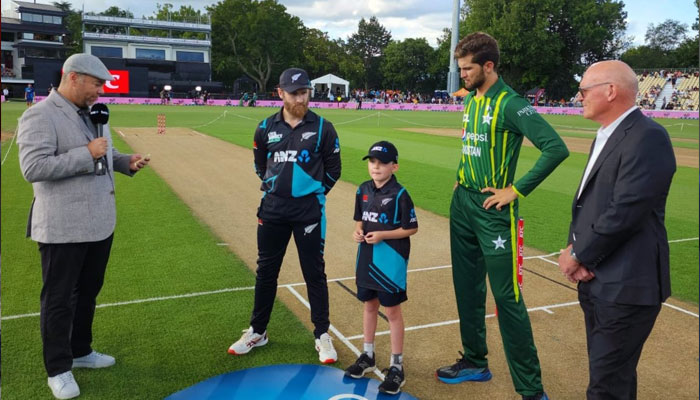 Pakistan skipper Shaheen Shah Afridi (right) and New Zealand skipper Kane Williamson (left) during the toss at Seddon Park, Hamilton on January 14, 2024. — X/PCB