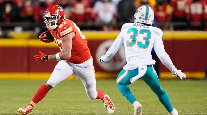 Kansas City Chiefs beat Miami Dolphins at Arrowhead in playoff victory