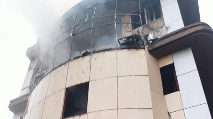 Massive fire engulfs shopping centre in Peshawar's Saddar