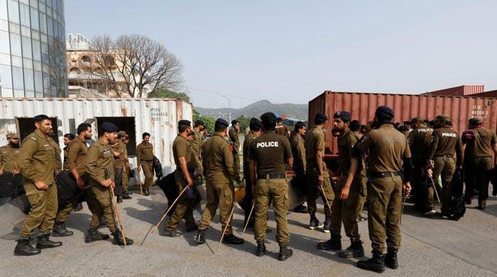 پنجاب میں 8 فروری کے انتخابات سے قبل سیکیورٹی خطرات کے پیش نظر ہوائی فائرنگ اور ہتھیاروں کی نمائش پر پابندی