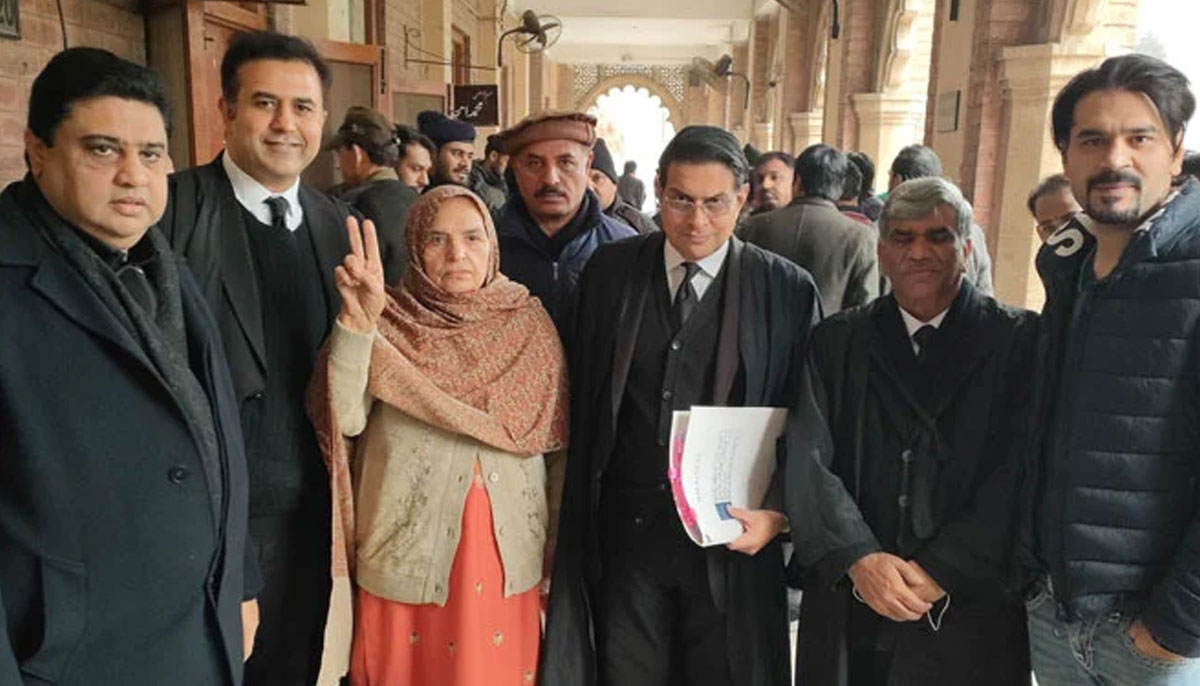 Flanked by PTIs legal team, Rehana Imtiaz Dar (Third Left) gestures a victory sign outside a court. — X/@SalmanKNiazi1