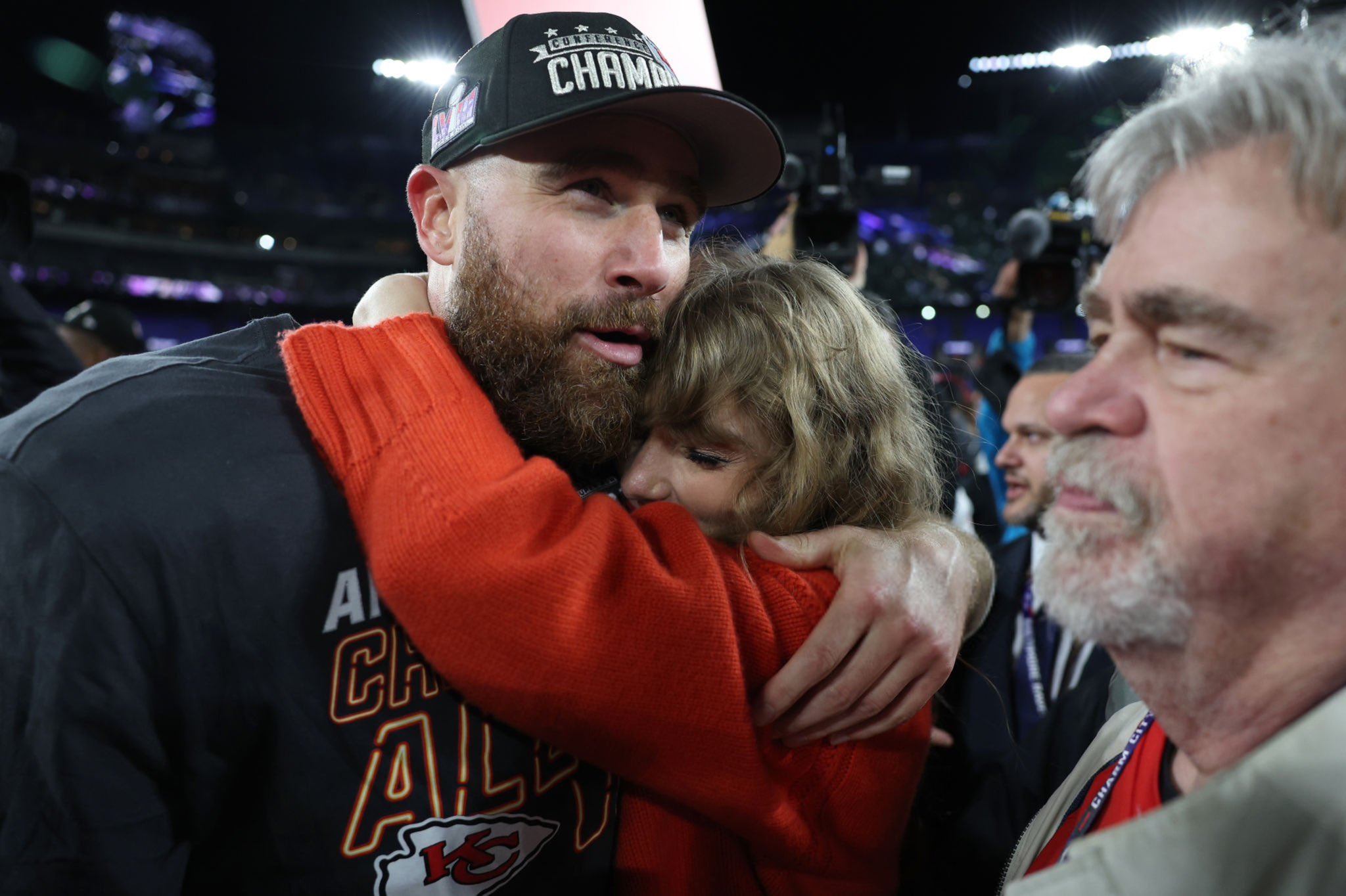 Travis Kelce wins over Taylor Swifts family with generous gesture ahead of Super Bowl