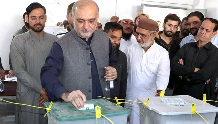 Ameer Jamat-e-Islami Karachi Hafiz Naeem-ur-Rehman casting his vote in the polling station during General Elections 2024. —APP