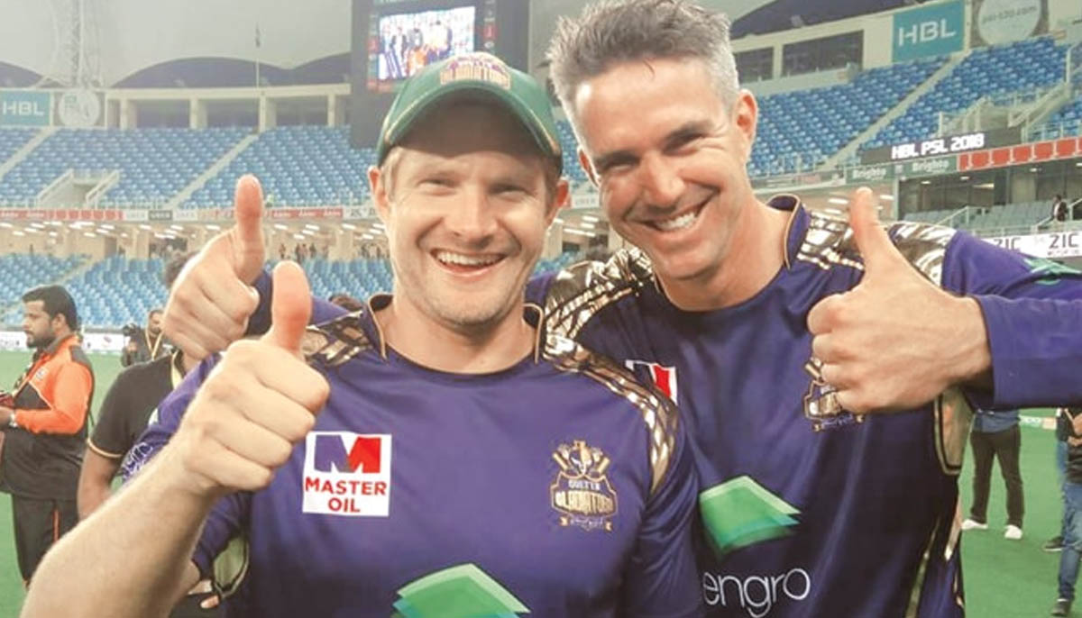 Shane Watson (L) and Kevin Pietersen (R) played together for Quetta Gladiators in 2018. — PSL