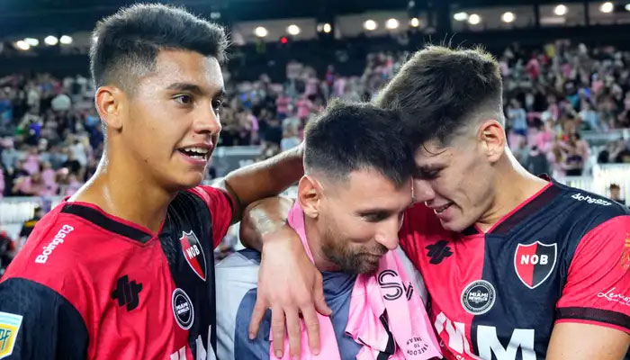 Lionel Messi was swarmed by Newell’s Old Boys players following Inter Miami’s latest friendly, with everybody wanting a photo with the Argentine icon.—Goal