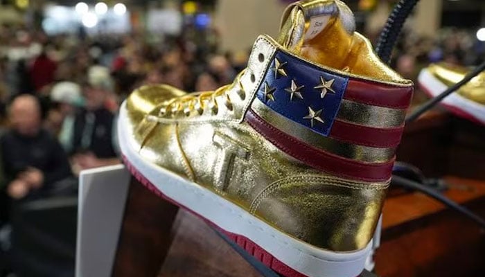 The high-top sneakers, which are gold and adorned with a T on the outside of each shoe, are called high-top sneakers that never give up.  —X/@rocam54