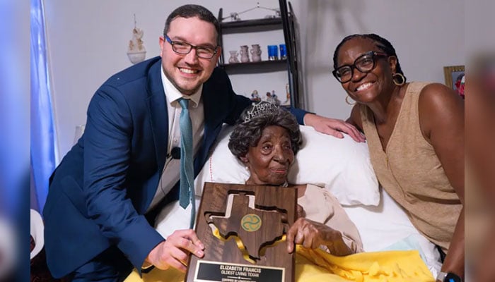 Elizabeth Francis (centre) receivesher oldest living Texan plaque fromBen Meyers, the CEO of LongeviQuest with Francissgranddaughter Ethel Harrison next to her. — Business Insider via LongeviQuest