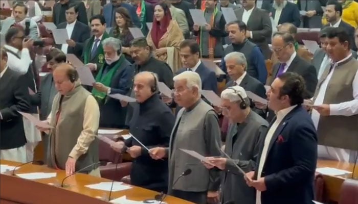 PML-N leaders Nawaz Sharif, Shehbaz Sharif, Khawaja Asif, PPP Co-chairperson Asif Ali Zardari and PPP Chairman Bilawal Bhutto-Zardari taking oath along with other newly elected lawmakers in the National Assembly. — Screengrab/PTV News