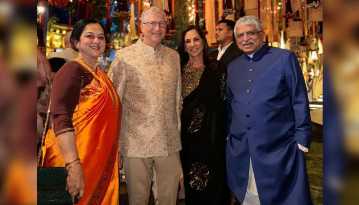 Microsoft founder Bill Gates (centre) poses with partner Paula Hurd (second from right) and founders of  Infosys Rohini and Nandan Nilekani at Anant Ambani and Radhika Merchants pre-wedding bash. — Instagram/@thisisbillgates