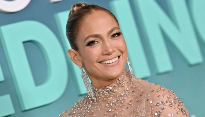Photo: Jennifer Lopez attempts to hide from cameras in latest step-out?