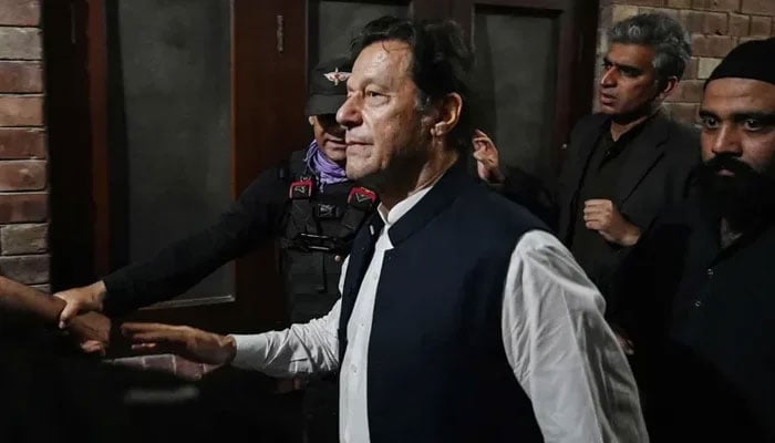 پی ٹی آئی کے بانی عمران خان 17 مارچ 2023 کو لاہور ہائی کورٹ میں پیشی کے بعد۔ - اے ایف پی