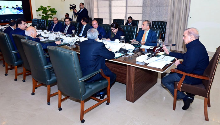 وزیر اعظم شہباز شریف 11 مارچ 2024 کو پٹرولیم سیکٹر سے متعلق اعلیٰ سطحی اجلاس کی صدارت کر رہے ہیں۔ - PID