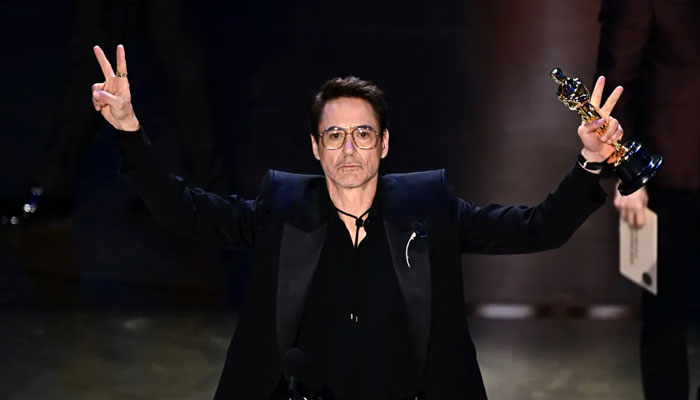 Robert Downey Jr. flaunts Coveted Oscar in new picture