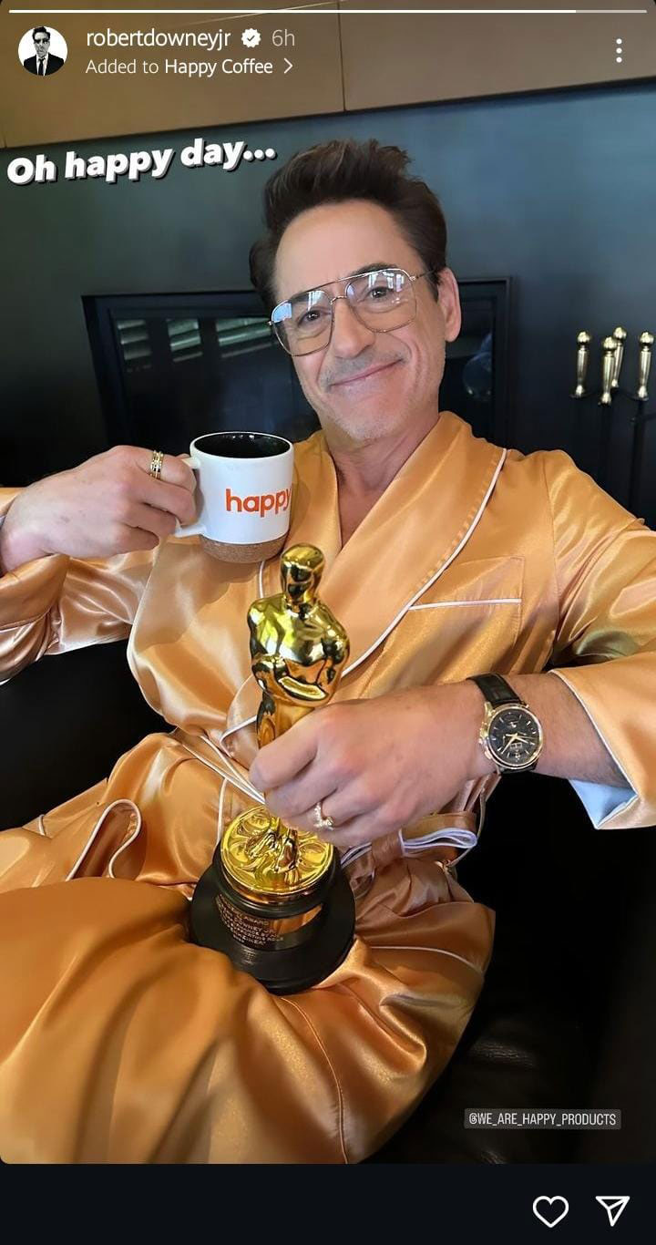 Robert Downey Jr. flaunts coveted Oscar in new picture