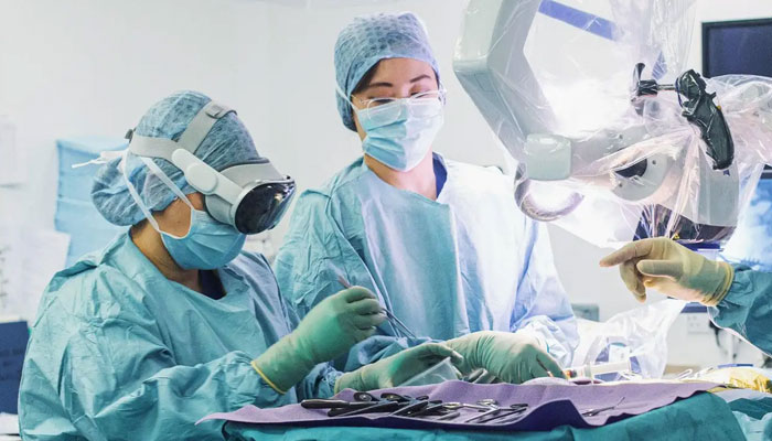 This image shows a doctor wearing an Apple Vision Pro during surgery. — Gizmodo via eXeX